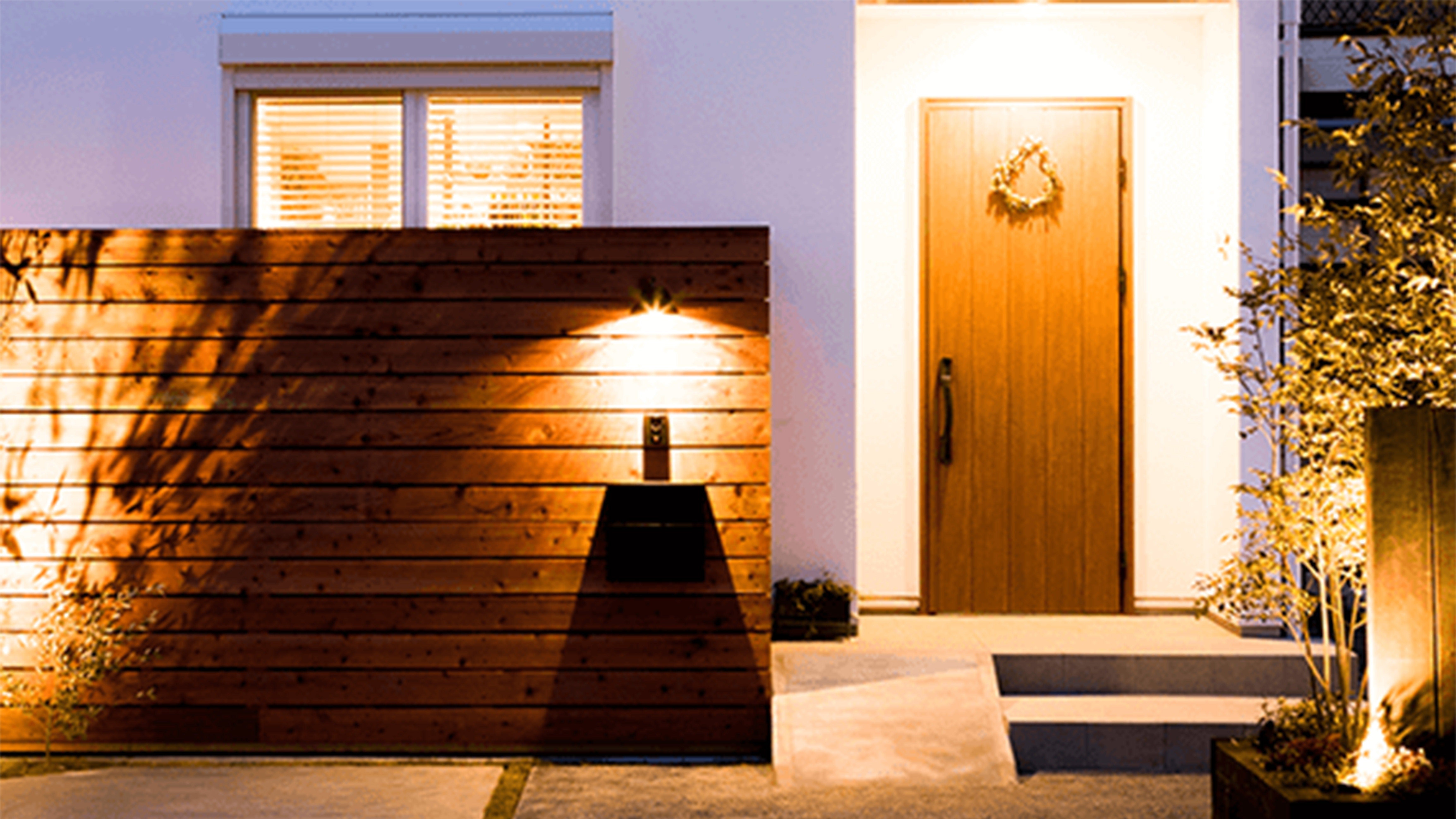 LOHASTA homeモデルハウス (モデルハウスの建材や内装材は自然素材にこだわった商品を採用しています。
壁や天井は塗り壁材のＥＭ漆喰、床は全室が無垢フローリングです。
無垢材の特徴を知るには 肌で実感するのが一番！
素足で歩いたり ゴロゴロ寝転んだり。思い思いにお試しください。
このほか外の気温との室内の温度差もポイントのひとつです。断熱材には断熱材の王様、EMセルロースファイバーを隙間なく充填することで夏は涼しく冬は暖かく過ごしていただけます。
passiv designをベースに考えられたコンセプトハウスLOHASTA homeで夏・冬の快適さを肌で体感してください。)