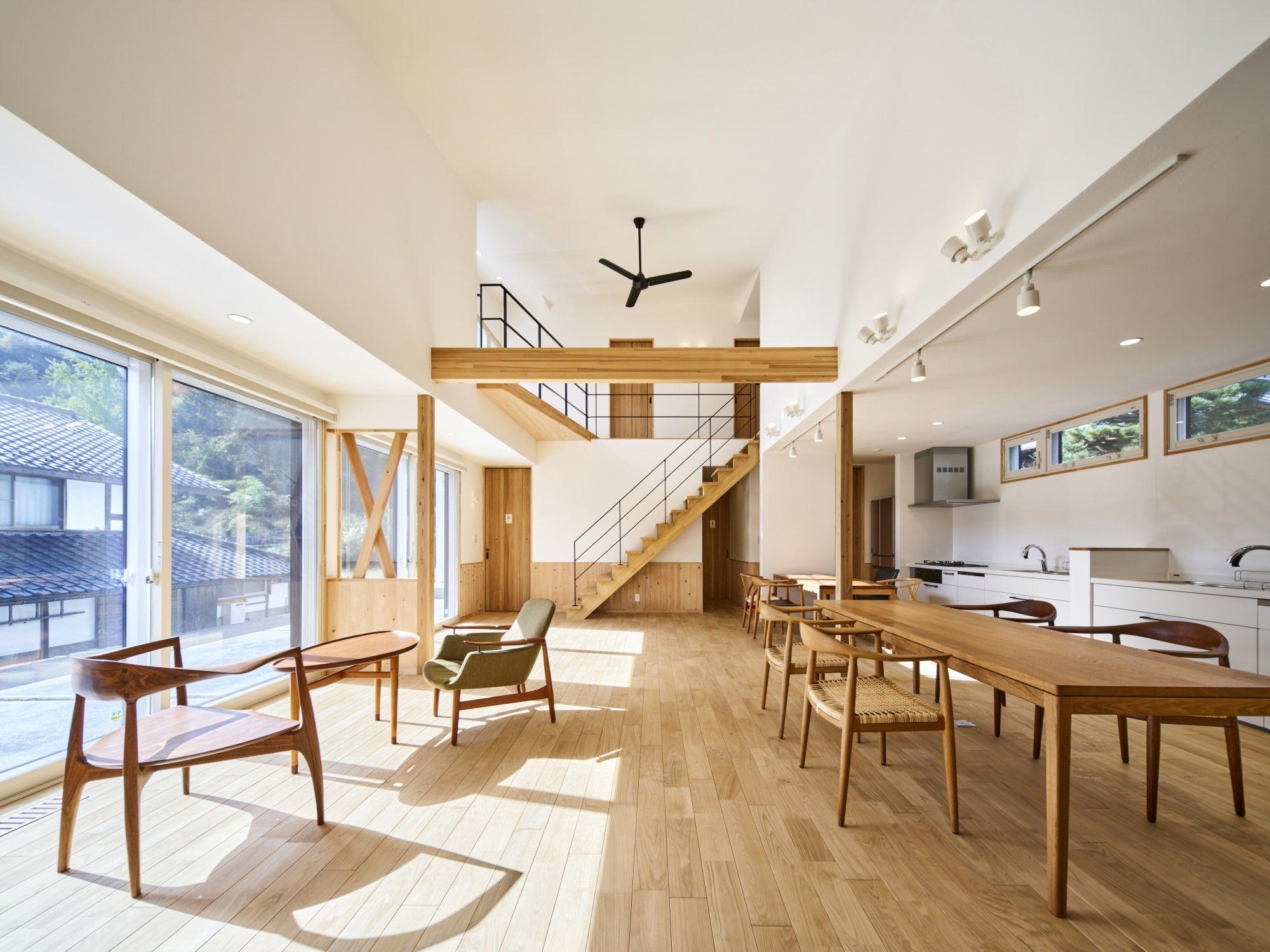 「自然と共に過ごす時間」をテーマに、木の温もりを感じる落ち着いた空間。 大きな窓から差し込む柔らかな光と森の香りに包まれるテラスが心を解きほぐし、日常の喧騒から離れて、ゆっくりと心身を整えることができます。 社員同士が交流できる共用スペースが充実しており、チームビルディングや小規模な研修の場としても活用が可能です。