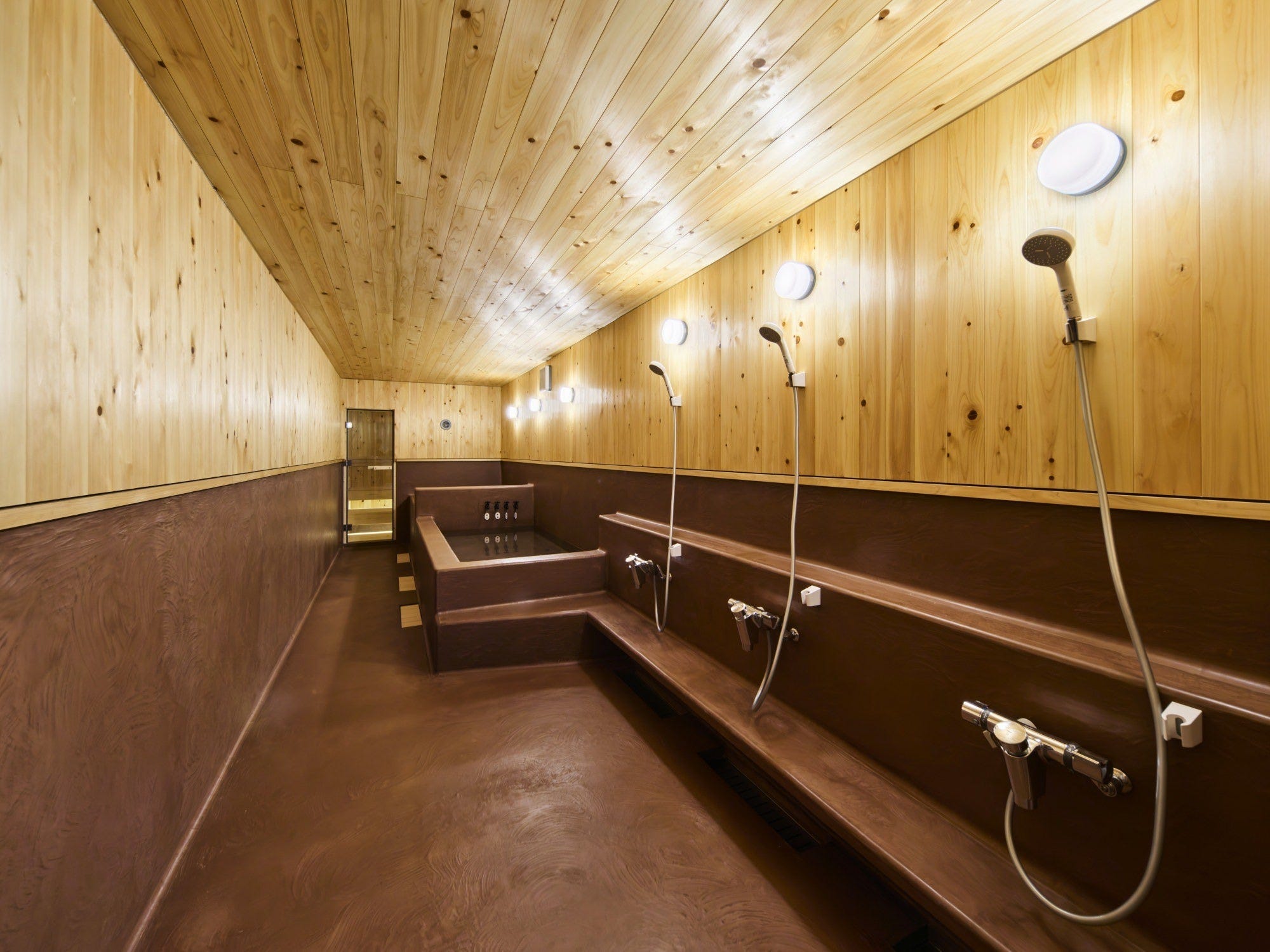 同施設にはコンテナを使った温浴施設も併設しており、数名で入浴が可能。内装材には県産材を採用し、木の良い香りの中で温泉を楽しむことができます。