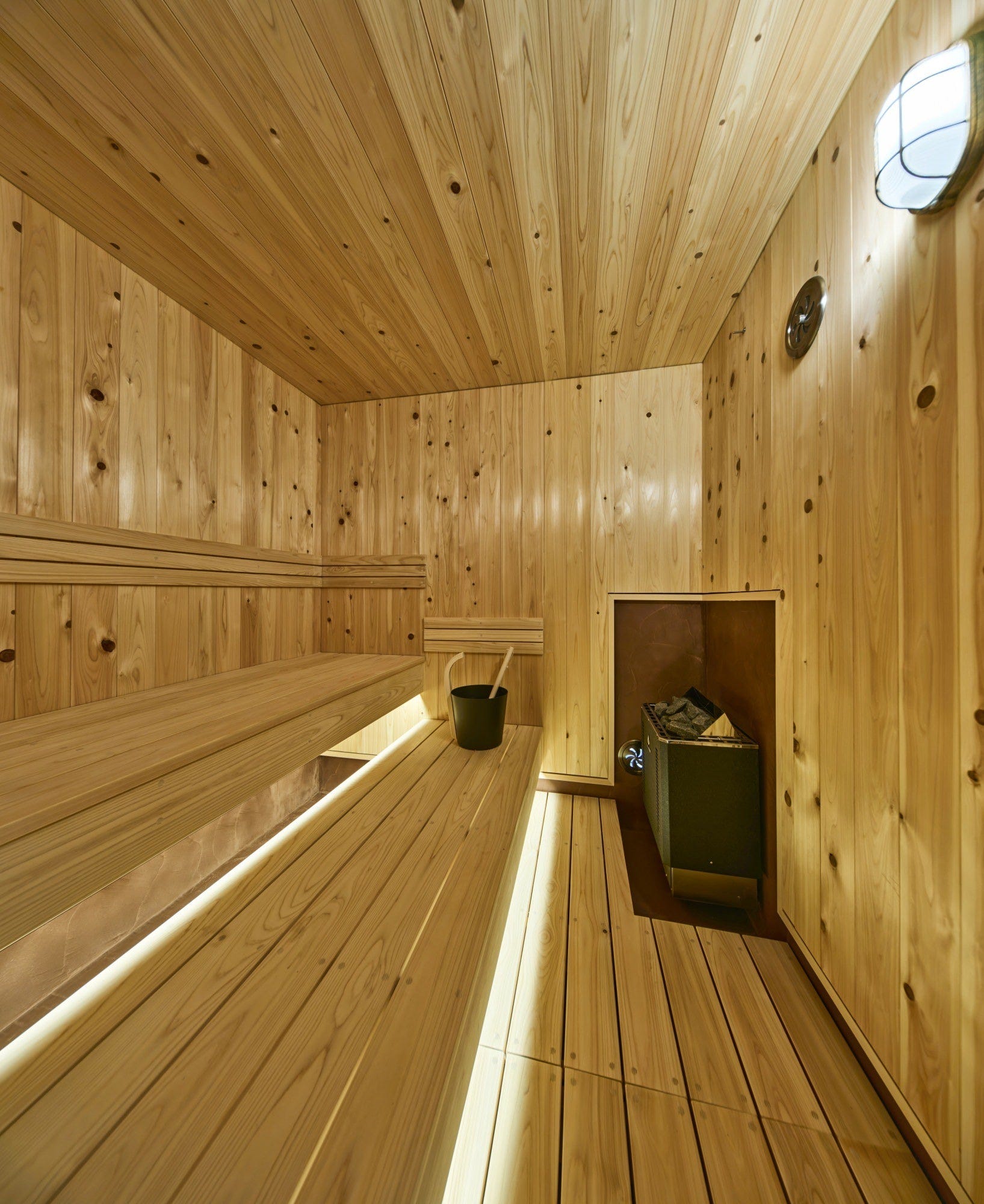 サウナスペースと水風呂も設計施工しております。弊社のブランドである「LOHASAUNA」の技術を活かしたロウリュ式のコンテナサウナです。