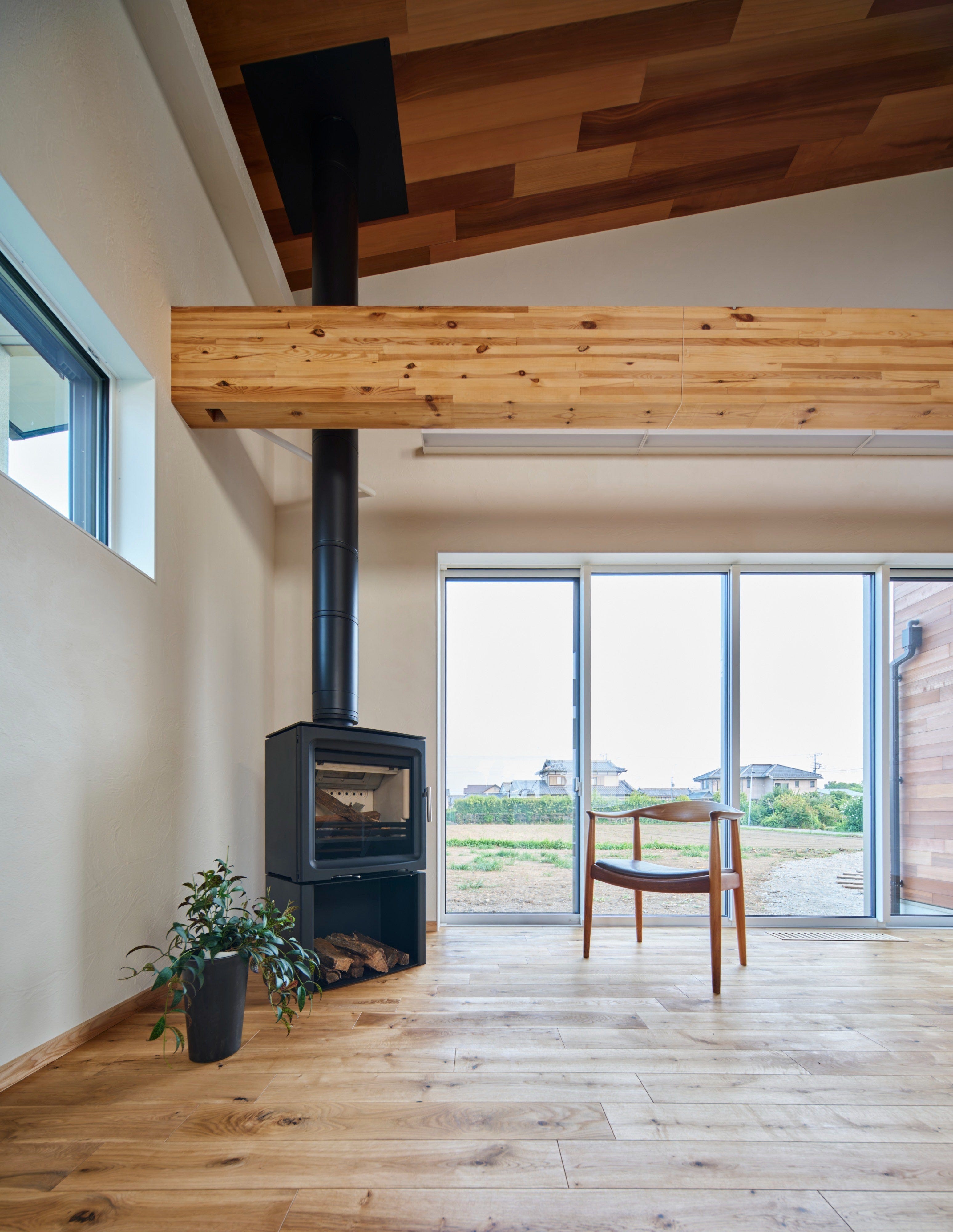 薪ストーブで生まれた暖気が、2階ホールから床下へと巡り、床ガラリを通して家全体に広がるよう計画しました。 日中の日差しが十分な日には、蓄えられた熱だけで暖気が循環しお家全体を暖めることができます。