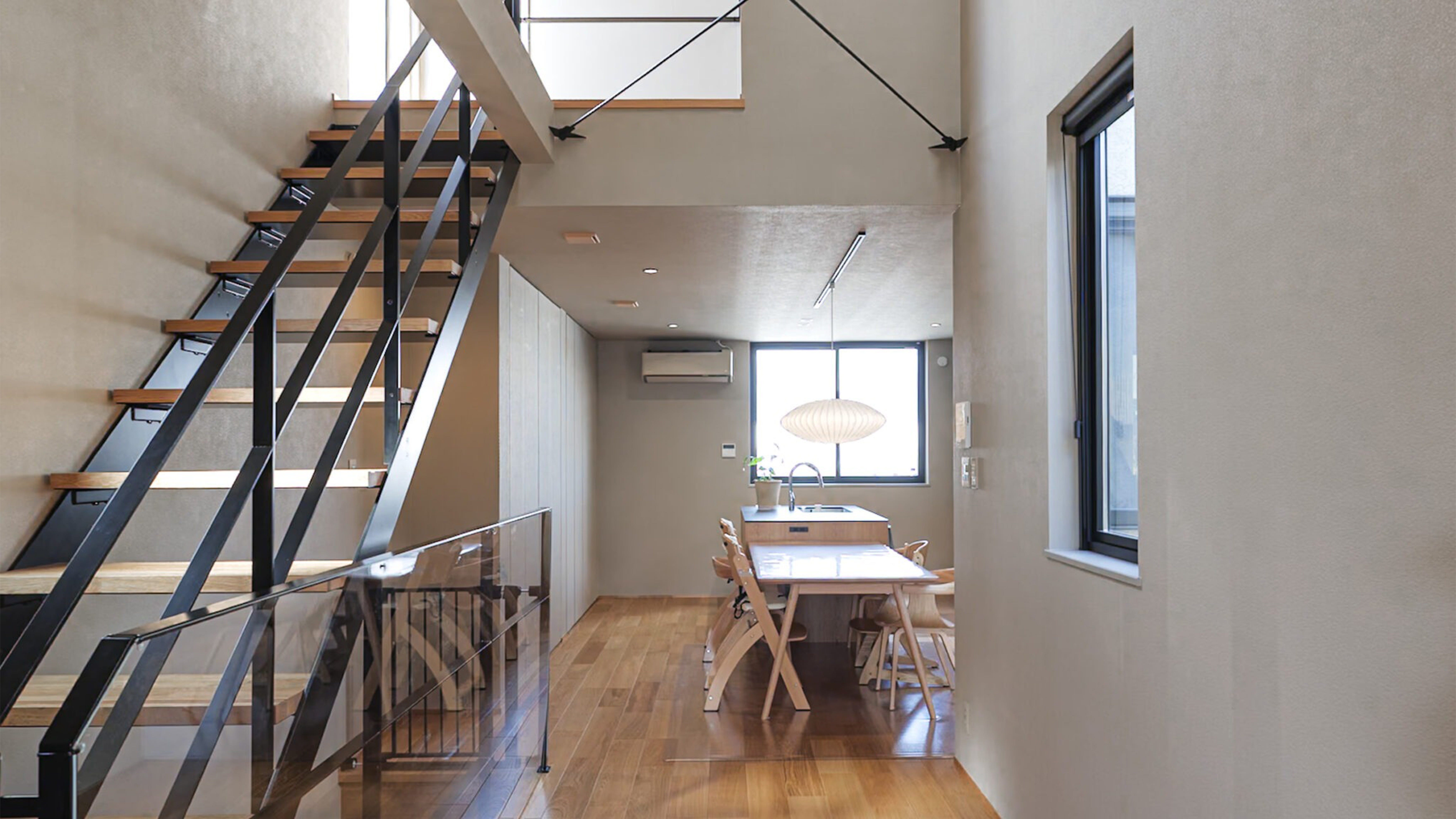 敷地面積19坪⁉限られた土地に佇む“和×モダンな家” (１９坪の敷地面積にも関わらず、開放的な間取りで家全体が繋がる素敵空間。正面の窓からは向かいの桜を楽しむことができます（＾＾）)