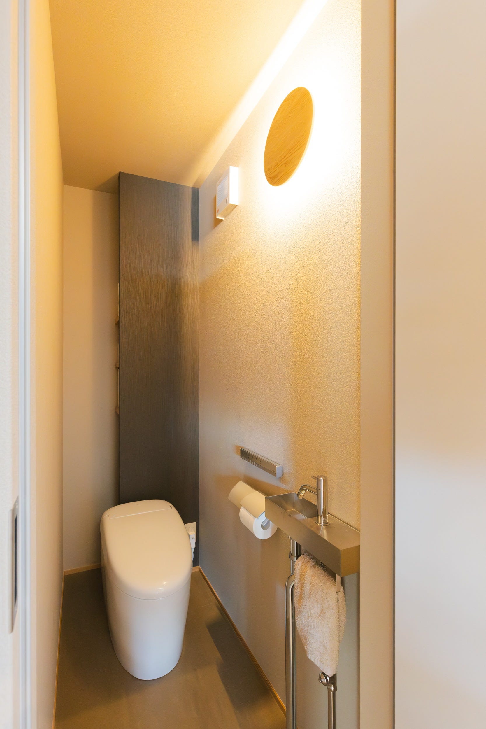 やわらかな灯りに包まれる、落ち着いた雰囲気のトイレ空間 余計なものをそぎ落としたシンプルさが、毎日の暮らしに心地よい“余白”をつくります。