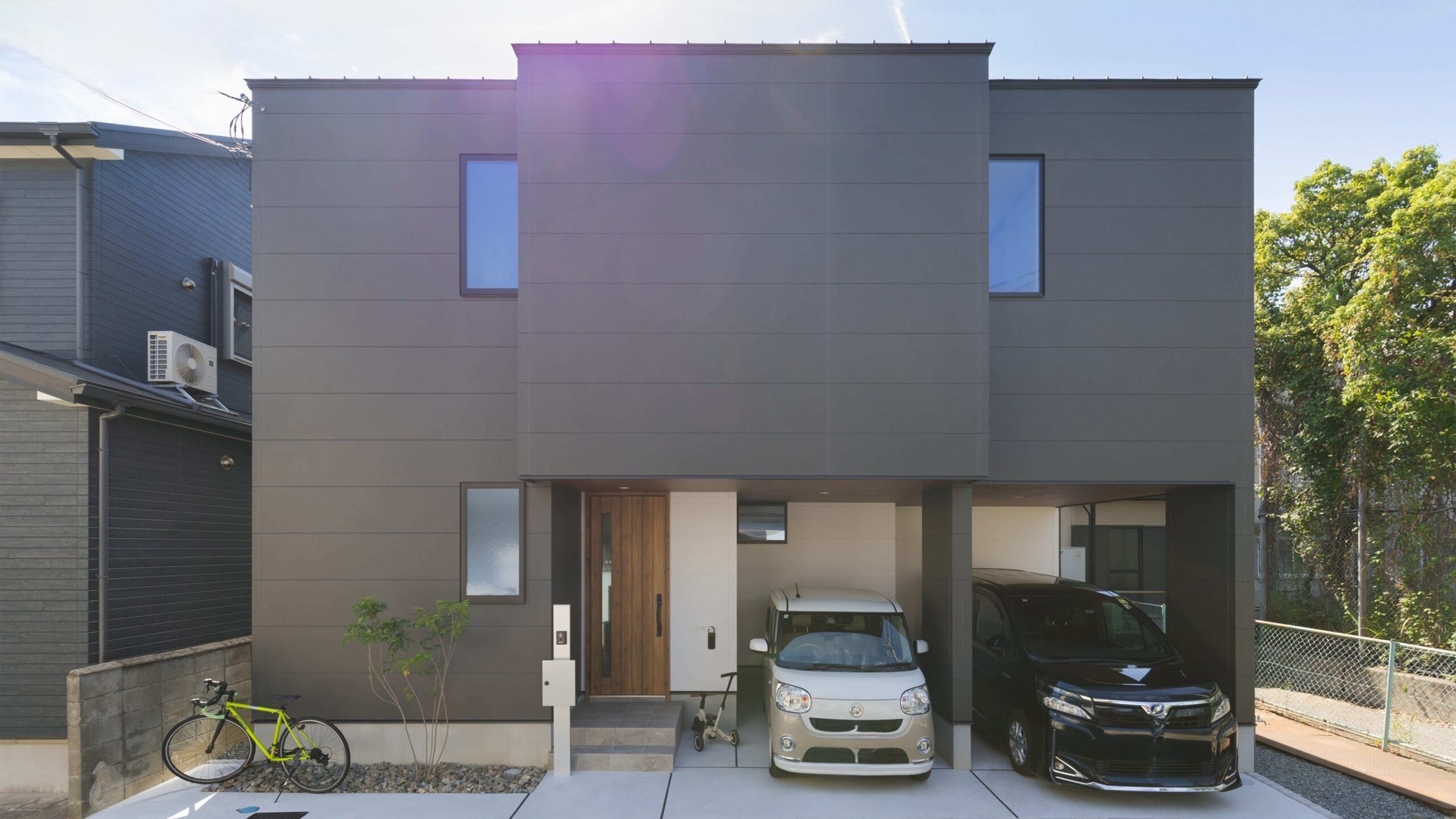 子育て世代がトリコに。家事ラク間取りとインナーガレージのあるくらし (白を基調とした明るいホールに、やわらかな木目が映える階段が印象的。吹き抜けからの自然光が心地よく差し込み、空間全体をやさしく包み込みます。シンプルで清潔感のあるデザインの中に、素材の温もりを感じられる心地よい玄関です。)