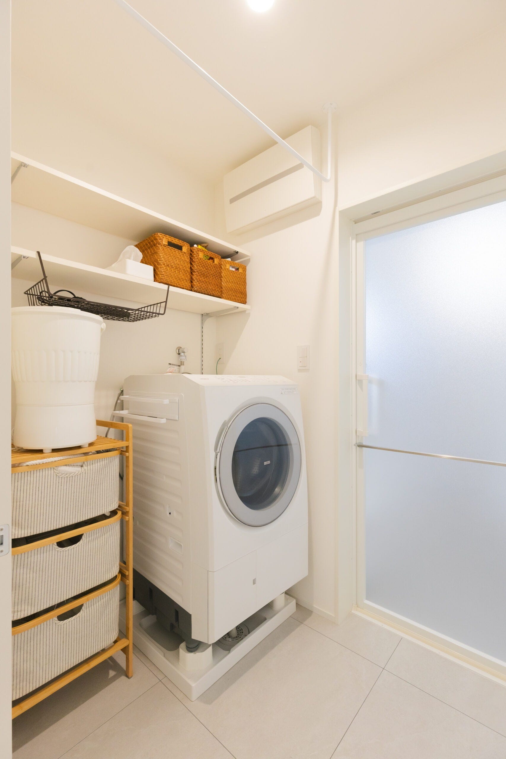 全体をホワイトでまとめ、明るく清潔感のある脱衣室に仕上げました。毎日使う場所だからこそ、シンプルで明るい生活動線が毎日の家事を支えます。