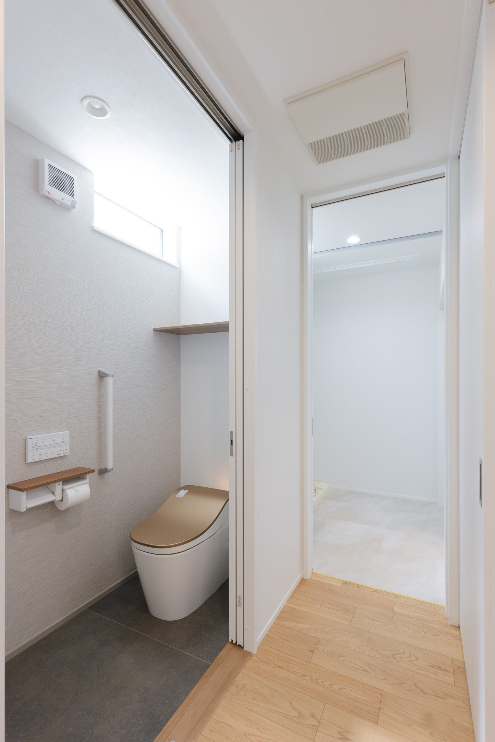 将来にも備えてWCには、二枚扉を採用し大きく開放できるような仕様に。洗面やお風呂、寝室にもワンルートで進める安心設計に。