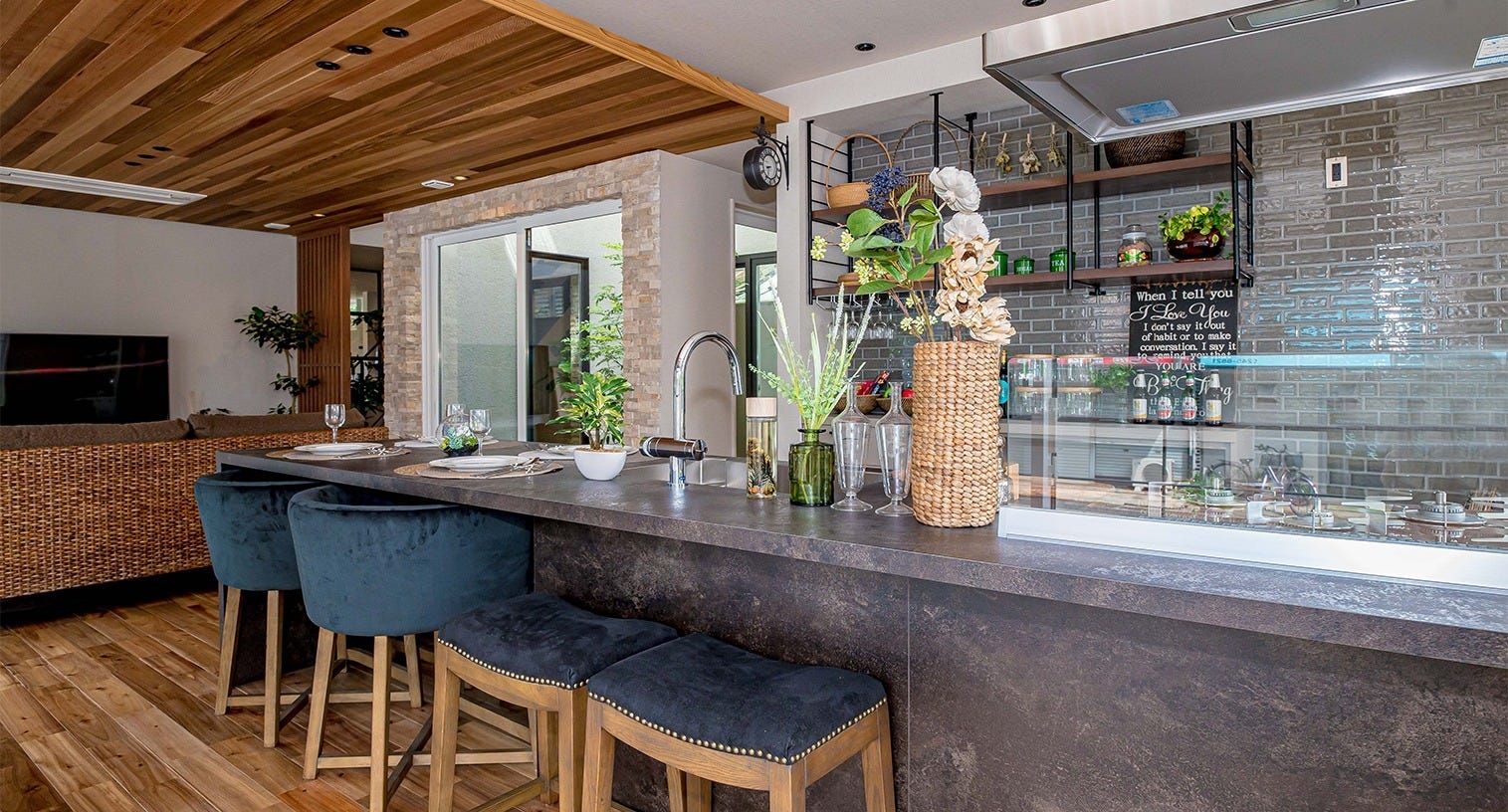 マイホームの品質は、家族全員が笑顔で暮らすために必要不可欠な問題です。

マイホーム建築後、マイホームには様々な重荷が掛かります。地震や台風などの自然災害に十分考慮した施工方法はもちろん、マイホームが安全な状態を保てるかどうかを設計段階でしっかりと許容応力度計算にて構造計算をしています。