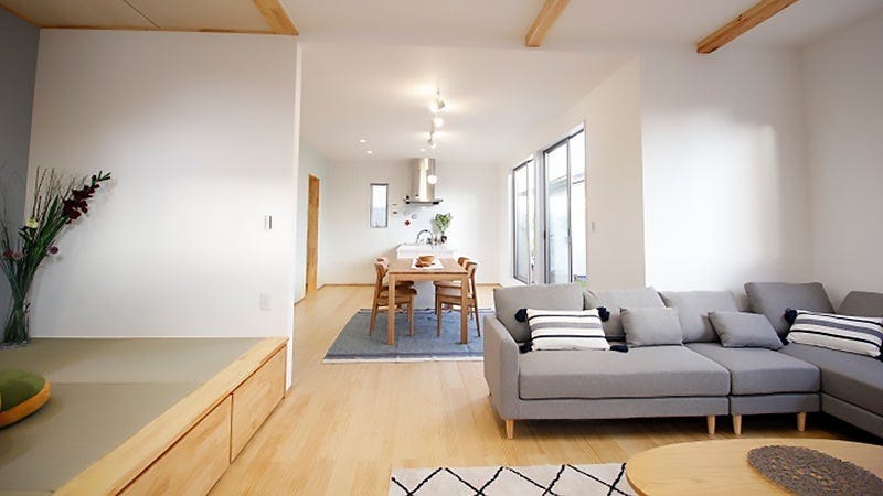 東都ハイム (私たち東都ハイムは越谷市で、子どもたちも独立し、夫婦二人に戻って、
『これからの人生まだまだ楽しみたい!』と願っている人たちのために、
愛おしい家族の笑顔が集まる、長く安心して快適に住まえるそんな家づくりのお手伝いをさせて頂きます。
リフォーム、建て替え、住み替え、二世帯住宅、と様々な住まい方の選択肢がある中で、
何があなたのベストの暮らし方なのかをお客さまのお話をしっかり汲み取りながら、
『そうそう、こんな暮らしがしたかったの』と言っていただけるご提案と、
みんなが笑顔で集まれる時間と空間を一緒に作り出すことに生きがいを感じている住宅会社です。
これからの住まいについてのお悩み、ご要望など、少しでも気になることがあれば私たちにお気軽にお問い合わせください。)