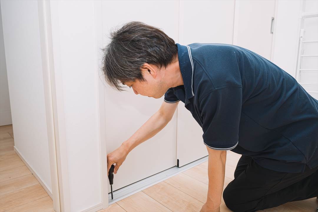 東都ハイムでは、入居日から「6カ月」「2年」「5年」「10年」のペースで、定期点検を行っていきます。

定期点検では目に見えない箇所の点検、室内外の配管チェック、床下・天井裏の確認からサッシのビスのゆるみなど、確認シートに基づき細かくチェックさせて頂きます。

長く安心して大切な家に住んで頂くための取り組みですので、ご不明な点などございましたらお気軽にお問い合わせください。

越谷で家づくりを行ってきた41年間。
これまで私たちが施工範囲をむやみに広げず、地域密着でお仕事をさせていただいたのには理由がございます。

それは「目の届く範囲で、お客さまに細かい気配りをしたい」そんな想いがあるからです。
家について何かトラブルがあった際には、迅速に現場に駆けつけ、対応をさせていただく。これが地元で家づくりを行う我々の使命だと考えております。

住んでいるうちにトラブルがあった際には、すぐに私達にお知らせください。
担当のスタッフが現場に向かい、対応させて頂きます。