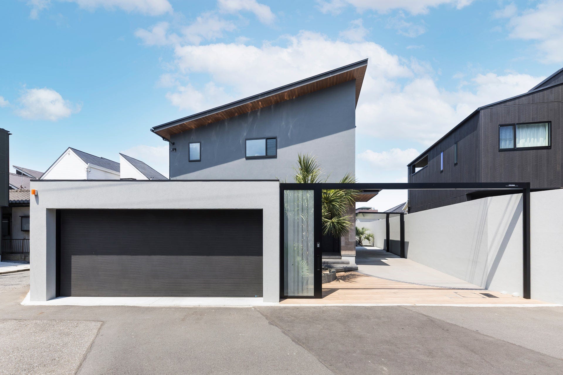 建築工房 櫓　scene. ("美味しい匂いが漂うキッチン"
“家族で囲う食卓”
“眺望のよいソファで安らぐ”
“インナーテラスで心地よい一日を迎える”
“来客をもてなす”

家族が過ごすそれぞれのscene.
空間の余白を介して緩やかに繋がりながらも、こだわりを散りばめ、どの空間も特別なscene.を演出します。《今までにつくったことのない家》というオーナー様のこだわりが詰まった、唯一無二の邸宅です。
ーーーーーーーーーーーーーーーーーーーーーーーー
敷地面積：263.63㎡　延床面積：177.84㎡　間取り：5LDK)