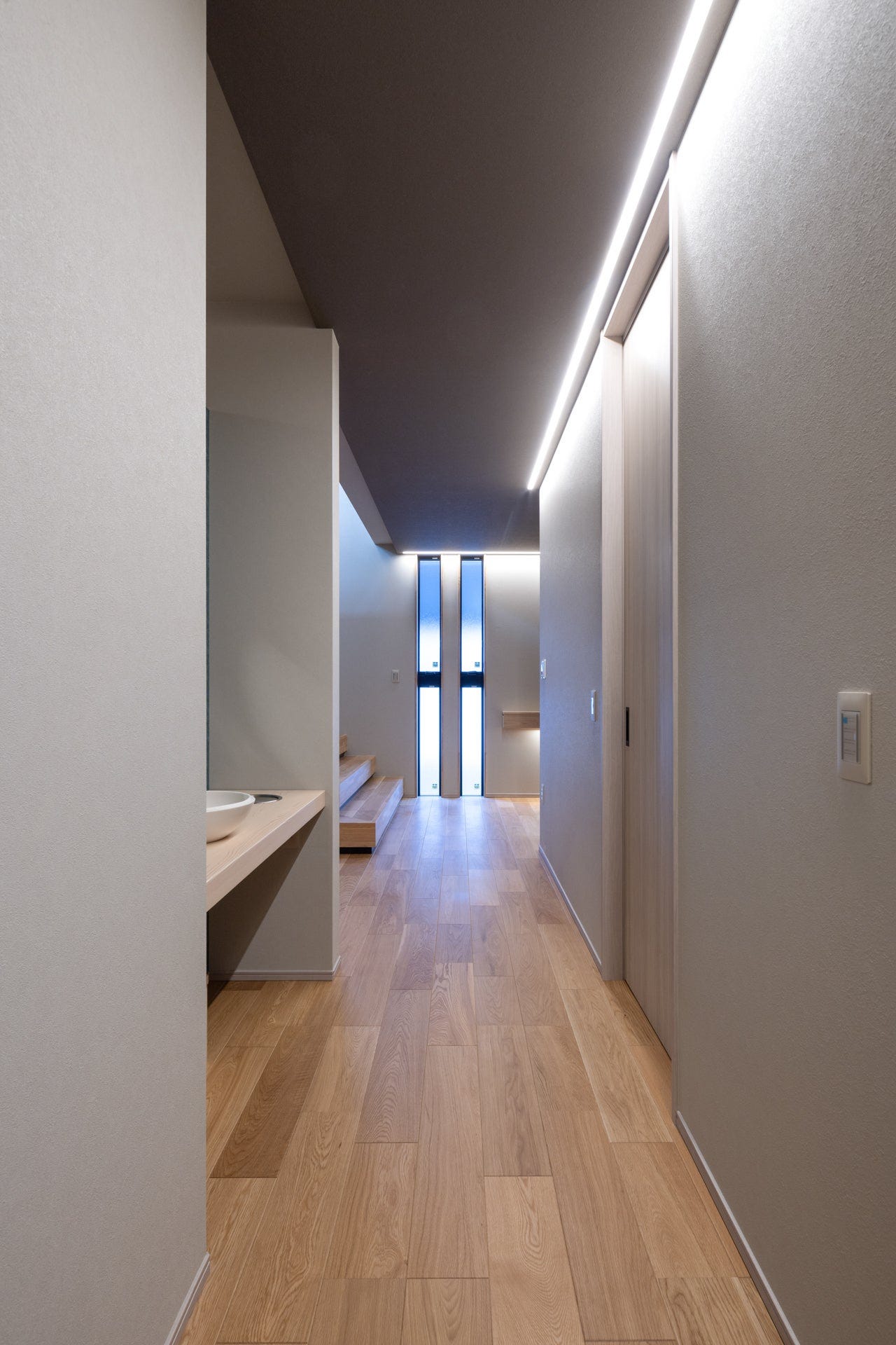 Point.02　和室へと誘うライン照明