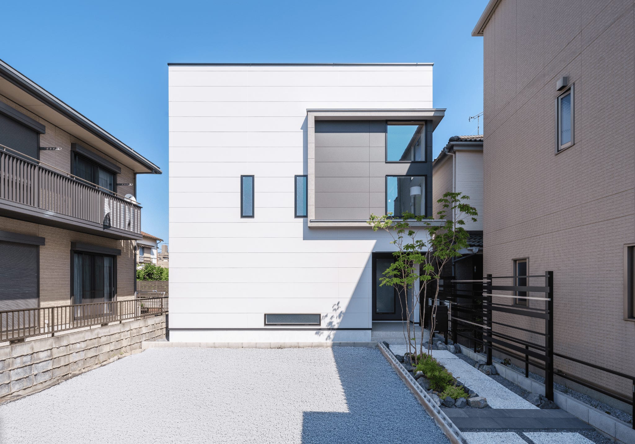 建築工房 櫓　skip floor HOUSE (旗竿敷地に計画された2階建ての住まいです。手前の区画に建物が建った後も明るく開放的な生活空間を確保する事が求められました。階高を大きく設計し、スキップフロア形式の構造を採用する事で、1階居室の天井を高くしつつ、2階ではリビングとキッチンダイニングの床レベルと天井高さに変化を持たせています。また大きなFIX窓から光を取り込み、リズムのある楽しい空間構成を目指しました。
ーーーーーーーーーーーーーーーーーーーーーーーー
敷地面積：118.08㎡　延床面積：123.57㎡　間取り：3LDK)