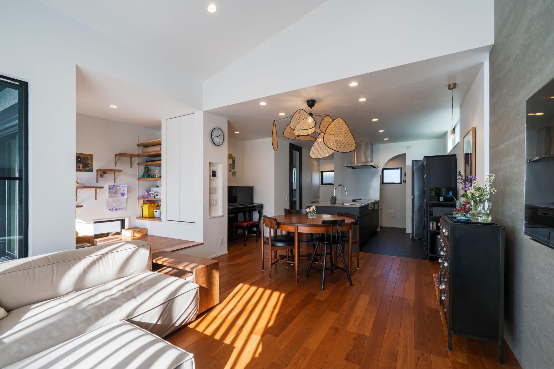 家具と雑貨に囲まれた、猫との生活を楽しむ家