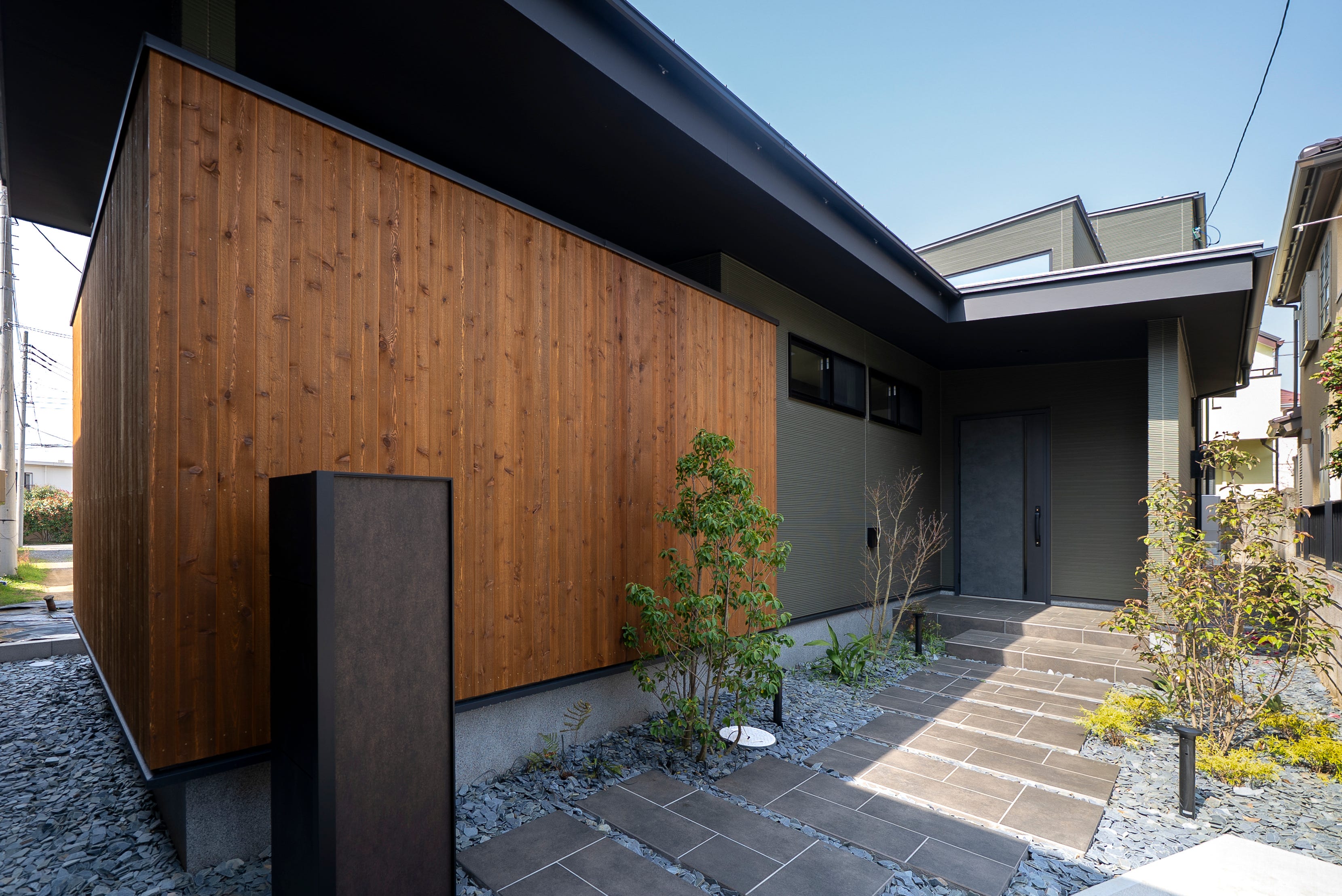 建築工房　櫓　非日常 -Modern×Luxury- (住まい手を『もてなす』ゆとりのあるアプローチとベージュ・マーブル柄を基調とした空間が日常を非日常へ。LDKから繋がるセカンドリビングでは、LDKとの境の扉を閉めることで来客時でもプライベートな空間として使うことが出来ます。また、日常の空間である洗面・ランドリー・主寝室をLDKから離すことでLDKでの非日常な暮らしを演出しています。
ーーーーーーーーーーーーーーーーーーーーーーーー
敷地面積：203.65㎡　延床面積：110.50㎡　間取り：3LDK)