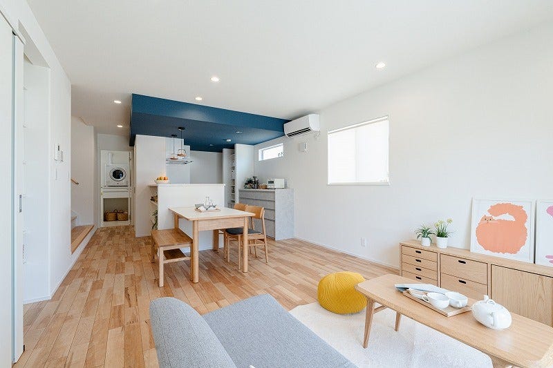 高浜市湯山町モデルハウス (「注文住宅ほどのこだわりはないけれど、建売では少し物足りない」

そんな若いご夫婦や子育て世代にぴったりな、“ちょうどいい”住まいが完成しました。

高浜市湯山町モデルハウスは、間取りの自由度とコストバランスを両立したセミオーダー住宅〈T-チョイス〉

家具や雑貨、小物まで無印良品で統一し、木の風合いとやさしい色合いが調和した空間は、住む人の暮らしになじみ、心地よさを引き立てます。)